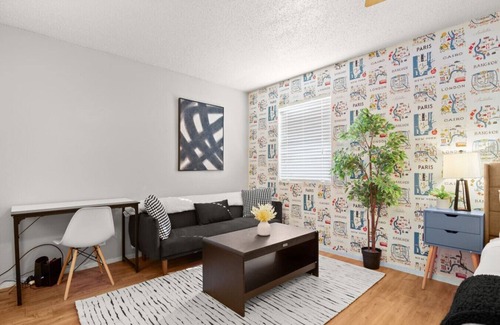 Brentwood Apartment | Cozy ATX Studio!|Easy for 6th, DTX, and More!