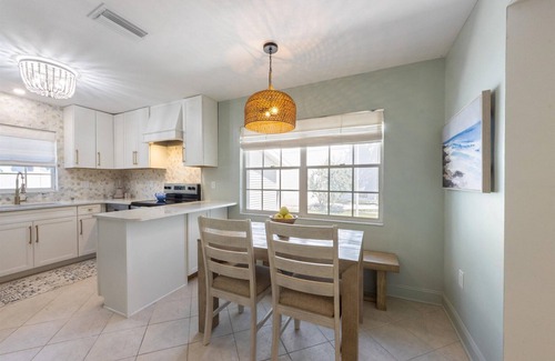 Anna Maria House | Cozy Barefoot Bungalow: Steps to Bayfront Park & Bean Point, Pet-Friendly!