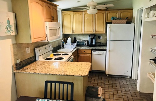 Sunset Reef House | Cozy Beach Bungalow on the Beach, 2Bedroom, 2Bathroom, Sleep 7