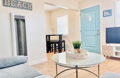 Pacific Beach Apartment | Cozy Beach Cottage with Bicycles