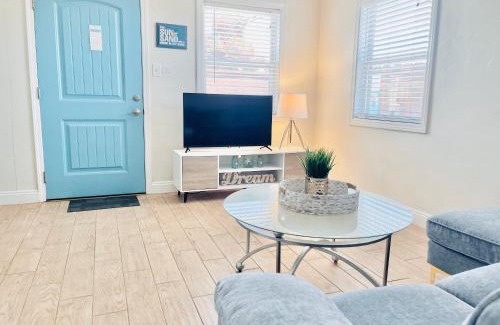 Pacific Beach Apartment | Cozy Beach Cottage with Bicycles