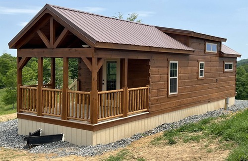 Boone Cabin | Cozy Bear Haven: Tiny Cabin, Incredible View!