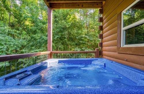 Sevierville House | Cozy Bear Lodge, Game Room, Theater Room, Hot Tub, Free Attraction Tickets, WIFI Sleeps 20!