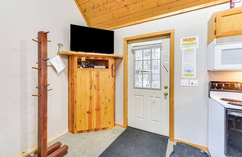 Birchwood Cabin | Cozy Birchwood Retreat on UTV Trail w/Hot Tub!