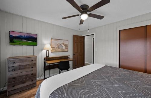Gatlinburg House | Cozy Blue Cottage with Hot Tub, 5min to Downtwn Gatlinburg