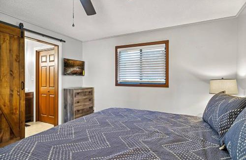Gatlinburg House | Cozy Blue Cottage with Hot Tub, 5min to Downtwn Gatlinburg