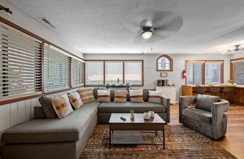 Gatlinburg House | Cozy Blue Cottage with Hot Tub, 5min to Downtwn Gatlinburg