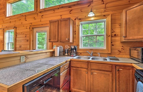 Boone Cabin | Cozy Boone Cabin w/Deck: Close to Downtown!