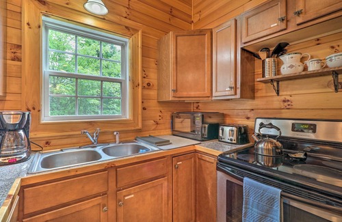 Boone Cabin | Cozy Boone Cabin w/Deck: Close to Downtown!