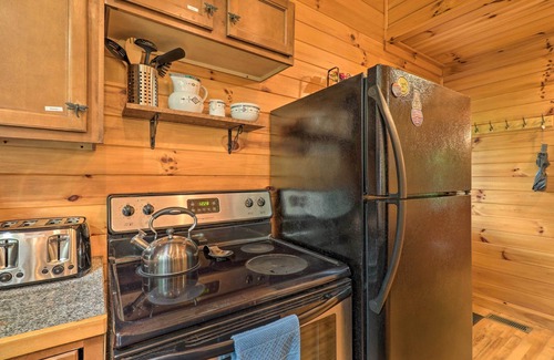 Boone Cabin | Cozy Boone Cabin w/Deck: Close to Downtown!
