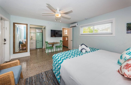 Sunset Beach Hotel | Cozy boutique studio room with a Pool