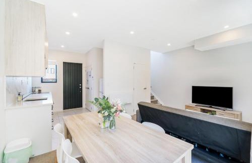 Auckland Villa | Cozy Brand New Townhouse 16