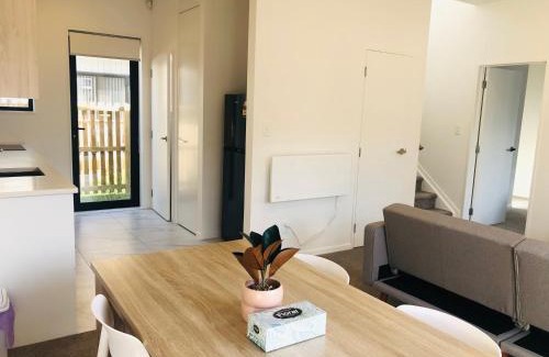 Auckland Villa | Cozy Brand New Townhouse 24