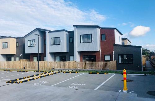 Auckland Villa | Cozy Brand New Townhouse 24