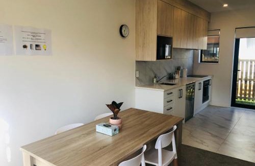 Auckland Villa | Cozy Brand New Townhouse 24