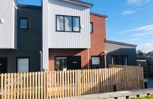 Auckland Villa | Cozy Brand New Townhouse 24