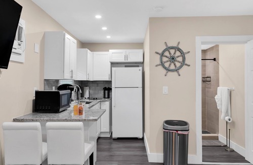 Mango Groves Condo | Cozy & Bright Condo w/Balcony/Deck Steps2Downtown