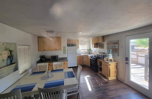 Colorado City House | Cozy&Bright Private Home Pet Friendly central access@Zions, Bryce, Grand Canyon!