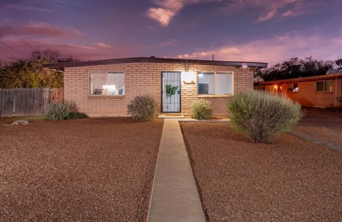 St. Francis Cabrini Apartment | Cozy & Bright/Spotless/2 BR 1 BA/Central