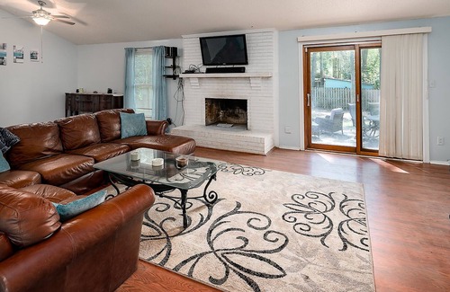 Charlotte House | Cozy Budget-Friendly 3B Home - Backyard w/Firepit