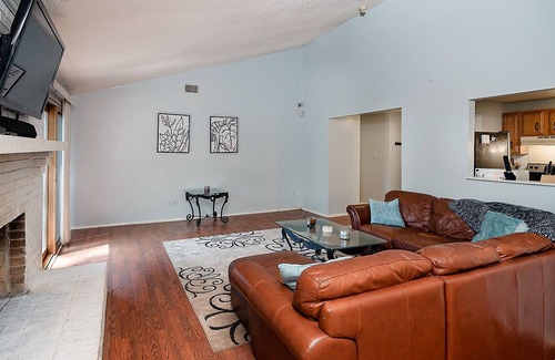Charlotte House | Cozy Budget-Friendly 3B Home - Backyard w/Firepit