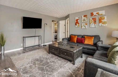 Barths House | Cozy Bungalow 2 Kitchens Near Sloans Lake/DT