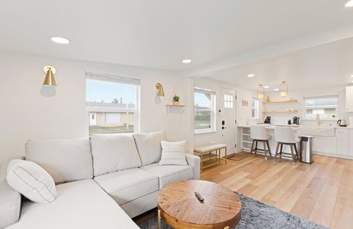 South Tacoma House | Cozy Bungalow Home 2br+1ba - 9 min to Tacoma Dome