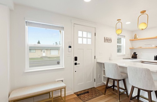 South Tacoma House | Cozy Bungalow Home 2br+1ba - 9 min to Tacoma Dome