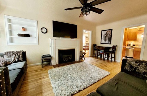 University District House | Cozy Bungalow in University District