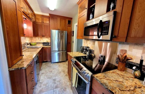 University District House | Cozy Bungalow in University District