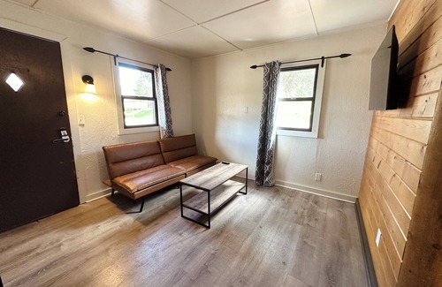 Manitou Springs Cabin | Cozy Cabin 1 | 1BR + Kitchenette Near Pikes Peak