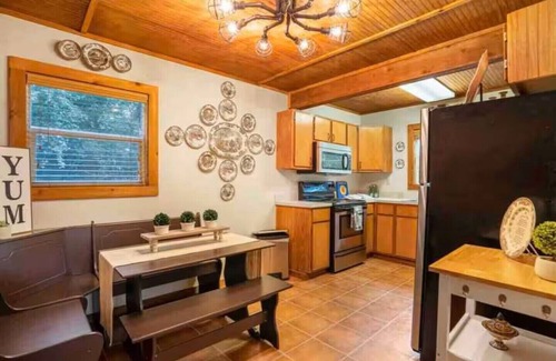 Trinity Cabin | Cozy Cabin 3-Bedroom, Starlink WIFI, wildlife, nearby lake!