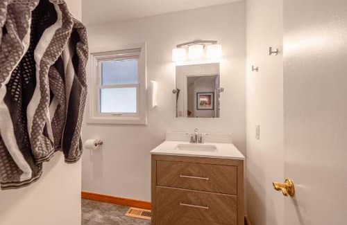 Tahoe Vista House | Cozy Cabin 5 Min Walk to Lake Tahoe Hot-Tub Excellent Location