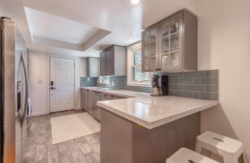 Tahoe Vista House | Cozy Cabin 5 Min Walk to Lake Tahoe Hot-Tub Excellent Location