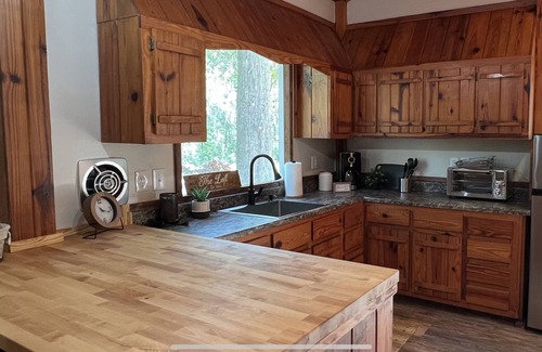 Live Oak Cottage | Cozy Cabin for Two - Fire Pit & Holiday Getaway