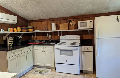 Bethpage House | Cozy Cabin - Go Back in Time