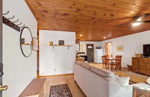 Overgaard House | Cozy Cabin in Heber with a deck, fireplace and pet friendly