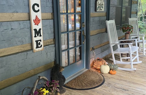 Boone Cabin | Cozy cabin on Howard's Creek! Near Fishing/ASU/Hiking/Breweries/Fall colors!