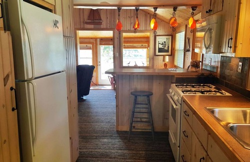 Levering House | Cozy Cabin on Paradise Lake