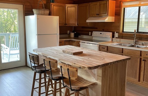 Sylva Cabin | Cozy cabin overlooking Dillsboro and miles of mountains