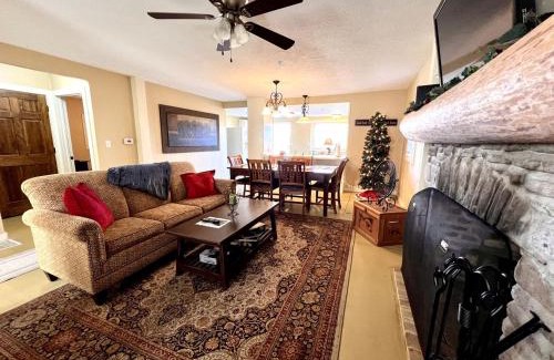 Branson House | Cozy Cabin Rental near Table Rock Lake in the Ozark Mountains, Missouri