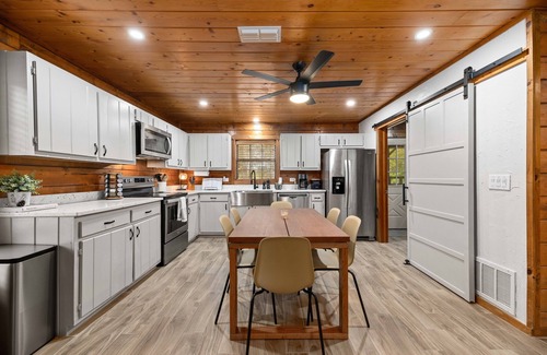 Mount Vernon Cabin | Cozy Cabin Retreat on 2 acres with Walking Path - 5 mins from Lake Access!