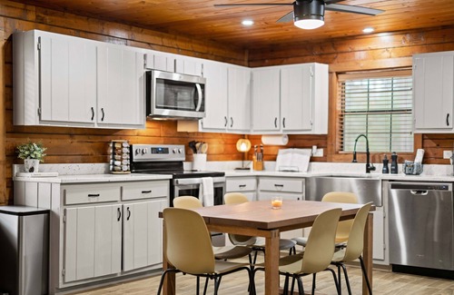 Mount Vernon Cabin | Cozy Cabin Retreat on 2 acres with Walking Path - 5 mins from Lake Access!