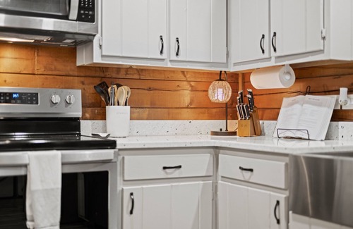 Mount Vernon Cabin | Cozy Cabin Retreat on 2 acres with Walking Path - 5 mins from Lake Access!