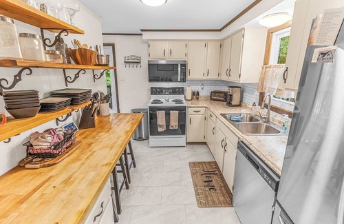 Berkeley Springs Cabin | Cozy Cabin w Fire Pit, Grill, Deck & Walk to Town