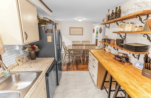 Berkeley Springs Cabin | Cozy Cabin w Fire Pit, Grill, Deck & Walk to Town