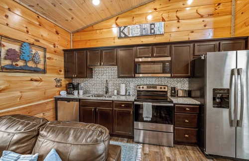 Sevierville House | Cozy Cabin w/Hot Tub Pool 2 Kings Pet OK