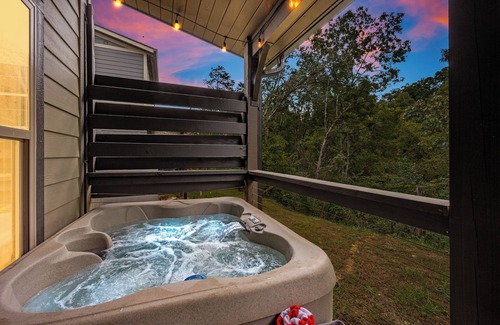 Sevierville House | Cozy Cabin w/Hot Tub Pool 2 Kings Pet OK