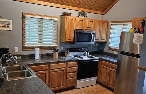 Skyland Cabin | Cozy cabin w/hot tub access to Mtn to Sea trail