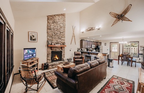 Warnick House | Cozy Cabin with a Hot Tub and Pet Friendly